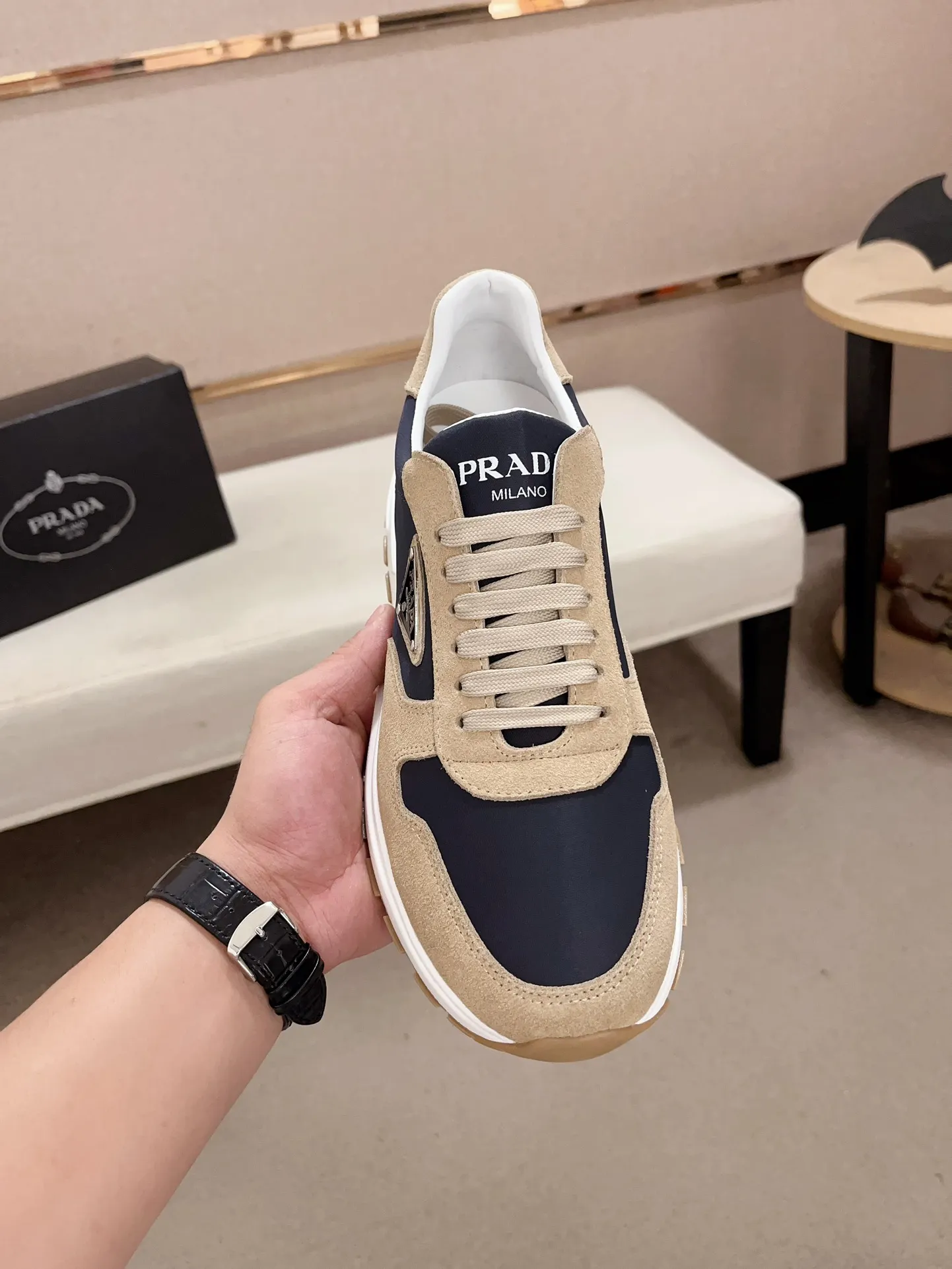 Men's shoes💰 540💰 ✔️✔️✔️Higher version High-quality new PRADA (Prada) counters are launched simultaneously. The new men's shoes and 😘fabric are made of selected first-layer cowhide ➕ breathable fabric technology. Lining: Full cowhide lining. 👍🏿 High-end ☄️ air-cushion molded anti-slip rubber outsole, exquisite lines, simple and elegant, comfortable and high-end for leisure travel. Code number: 38 to 44 (45 can be customized)